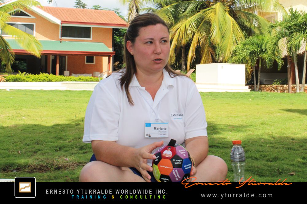 Ejercicios de integración empresarial con cuerdas bajas para fortalecer equipos en Colombia