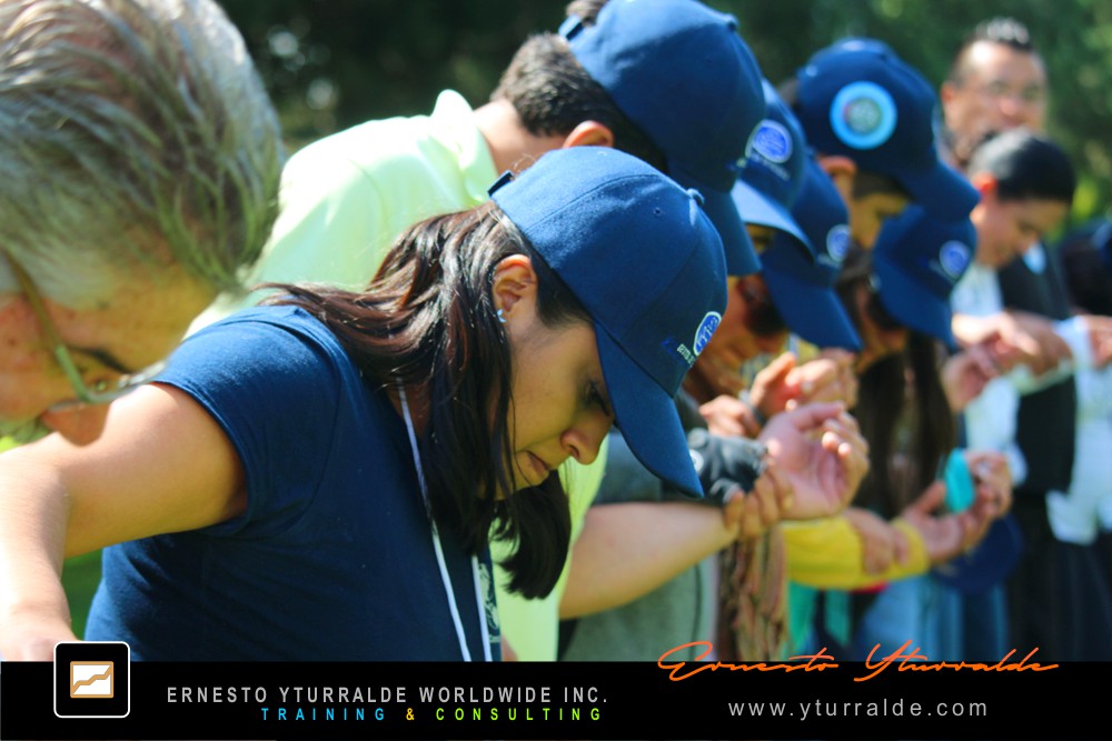 Actividades outdoor con cuerdas bajas para generar confianza y cohesión en equipos de Colombia