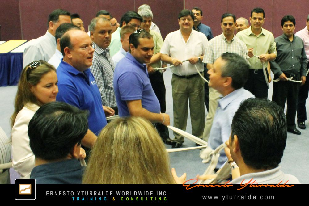 Actividades de liderazgo y colaboración con cuerdas bajas para equipos empresariales en Bogotá