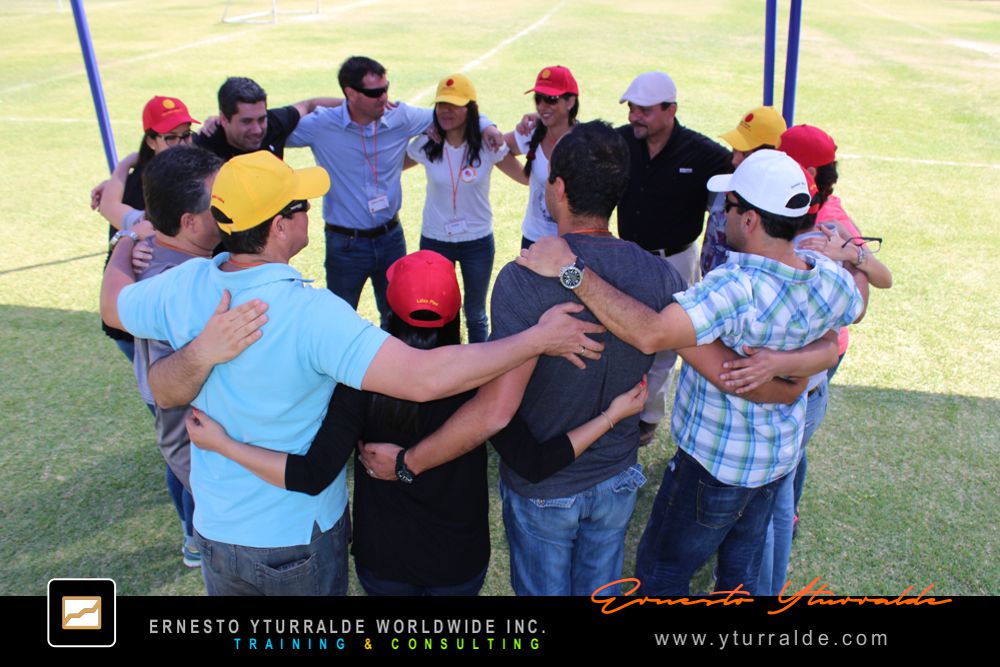 Dinámicas corporativas con talleres de cuerdas para fortalecer valores y compromiso en Colombia