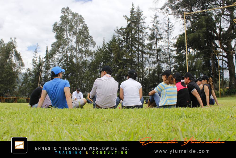 Actividades vivenciales de liderazgo y colaboración en entornos outdoor para equipos en Bogotá