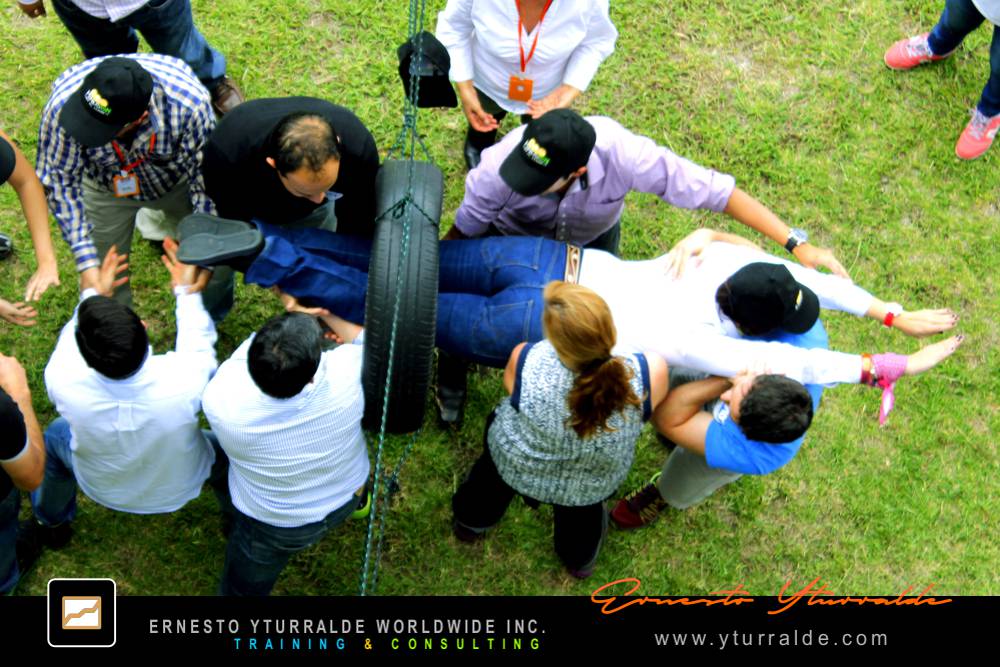 Ejercicios de integración empresarial con cuerdas bajas para fortalecer equipos en Colombia