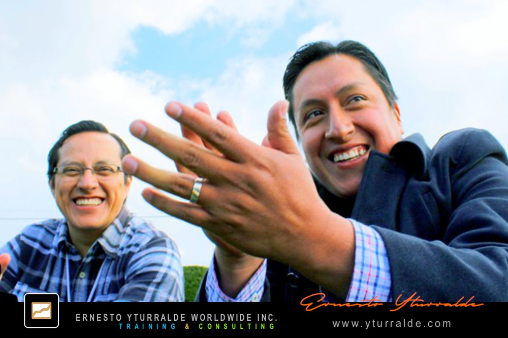 Ejercicios colaborativos de comunicación y confianza para fortalecer equipos en Colombia