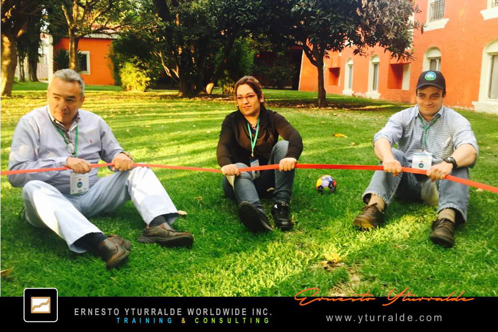 Experiencias con cuerdas bajas para fortalecer confianza grupal y colaboración en Colombia